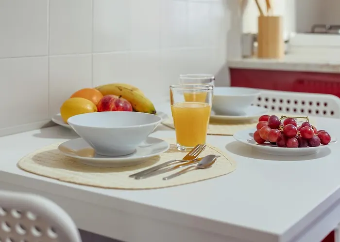 Elegant 3 Bedroom Apt - City Centre - Garage - Metro