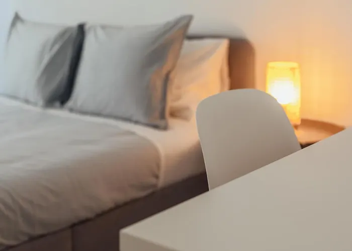 Elegant 3 Bedroom Apt - City Centre - Garage - Metro